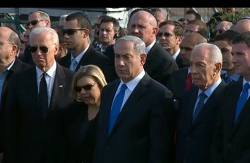 Binyamin and Sara Netanyahu next to Biden, Peres at Sharon funeral