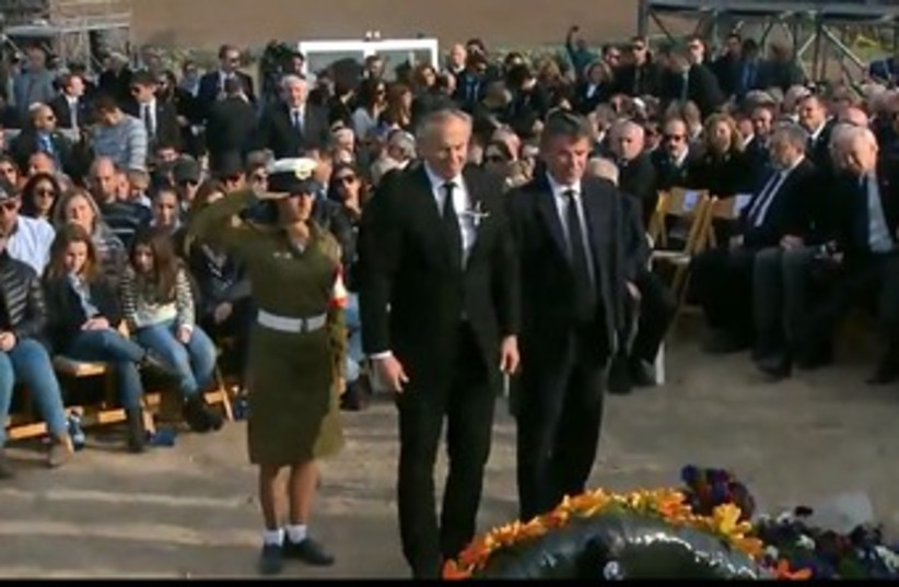 Tony Blair places wreathe at Ariel Sharon funeral 