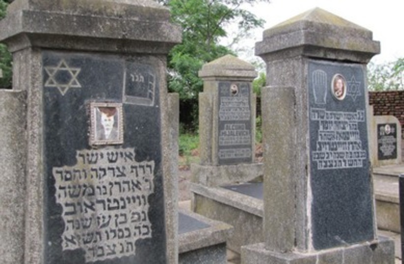 On the outskirts of Palacios, along the railroad tracks, is the large Jewish cemetery, encompassing three hectares, of which only 10 percent have been used.