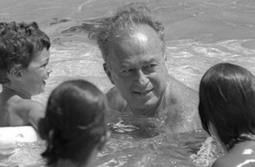 Knesset exhibit: Yizhak Rabin and grandchildren, 1976