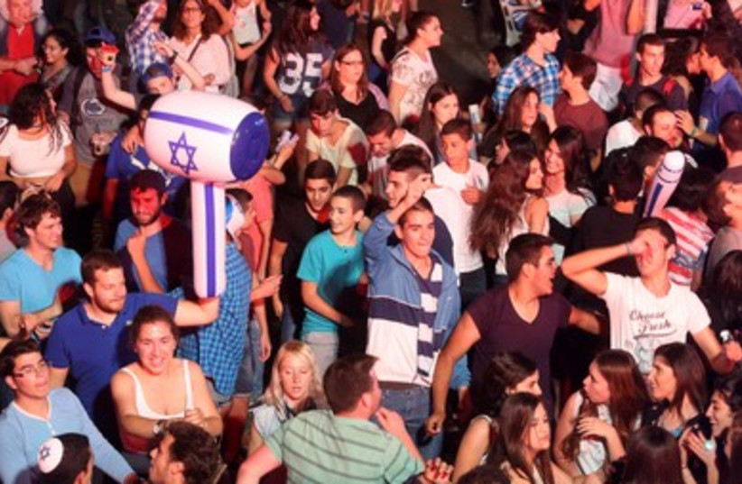 Revelers celebrate Independence Day with a party in Jerusalem, May 5, 2014.