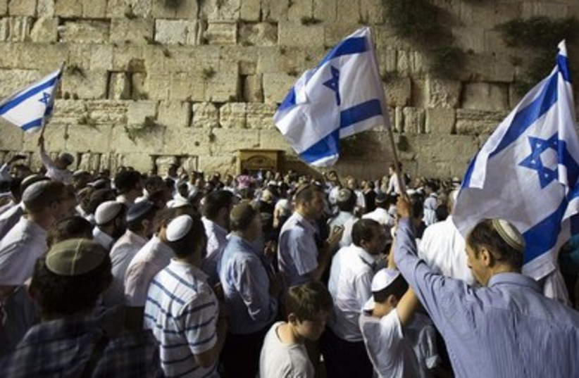 Revelers celebrate Independence Day with a party in Jerusalem, May 5, 2014.