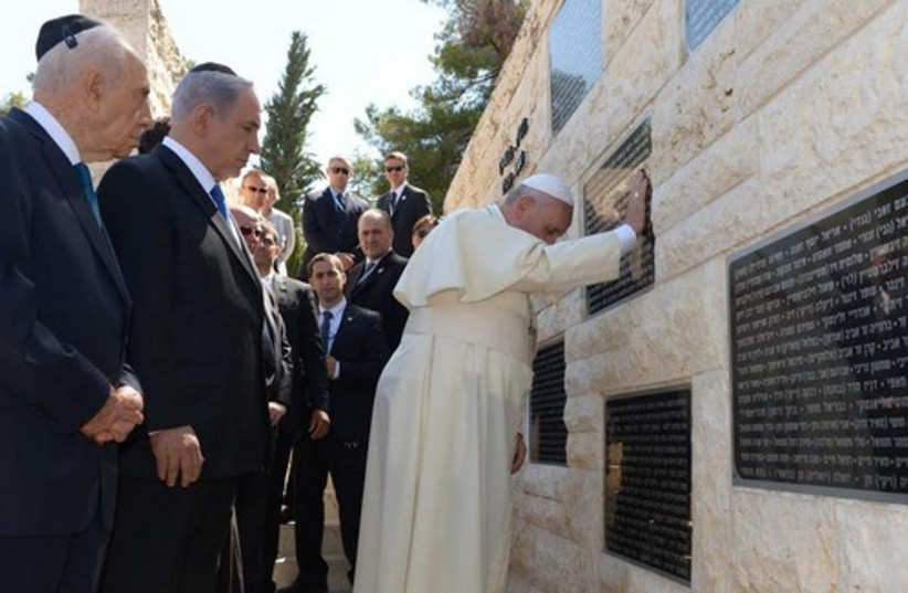 Pope Francis greets Holocaust survivors at Yad Vashem (credit: GPO)