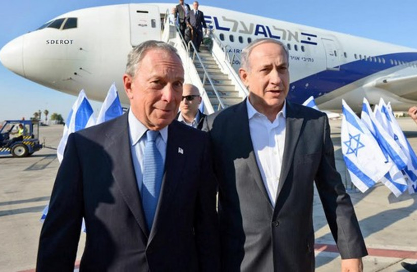 Prime Minister Binyamin Netanyahu greets former New York mayor Michael Bloomberg at Ben-Gurion Airport, July 23, 2014. (credit: HAIM ZACH/GPO)