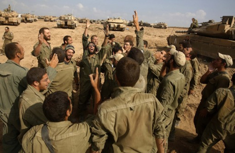 Israeli soldiers from the armoured corps celebrate their return to Israel after pulling out of Gaza