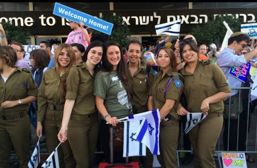 IDF soldiers greet new immigrants at Ben-Gurion Airport.
