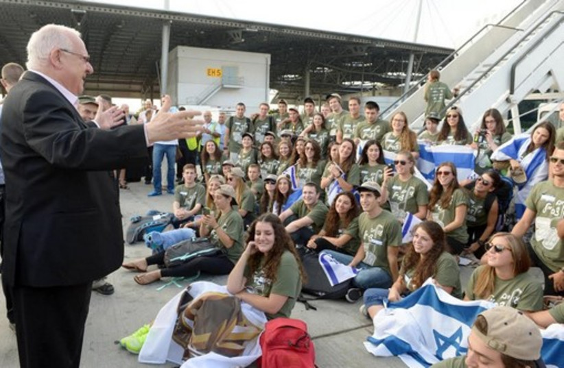 Presiden Reuven Rivlin greets new immigrants who are enlisting in the IDF, August 12, 2014.