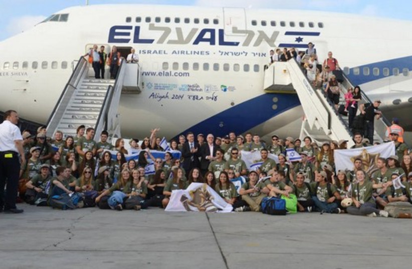 Olim arrive to Israel, August 12, 2014.