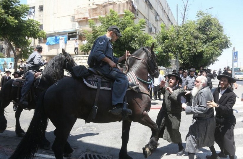 Police clash with haredim at Jerusalem protest against archaeological dig