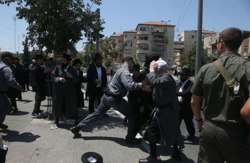 Police clash with haredim at Jerusalem protest against archaeological dig