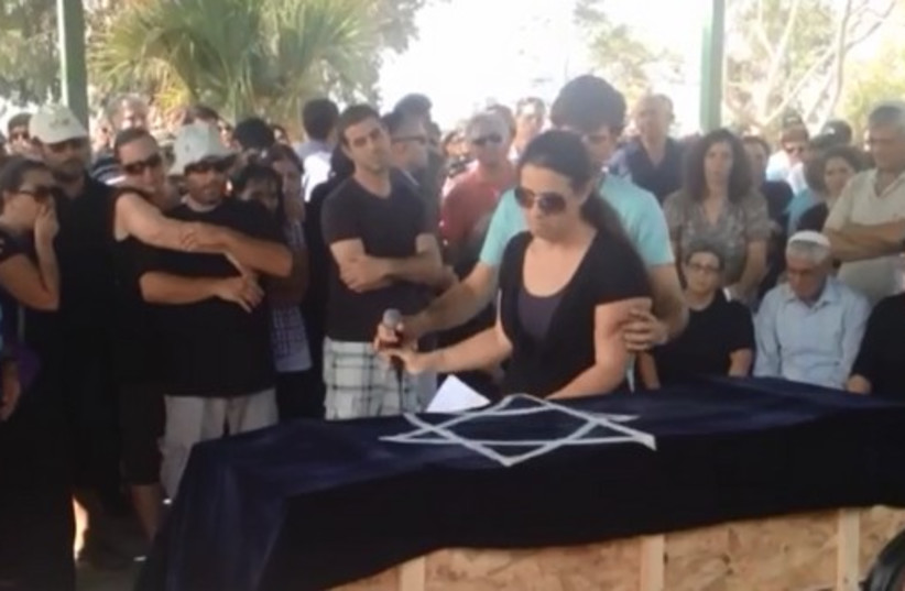 Gila Tragerman at funeral of Daniel Tragerman