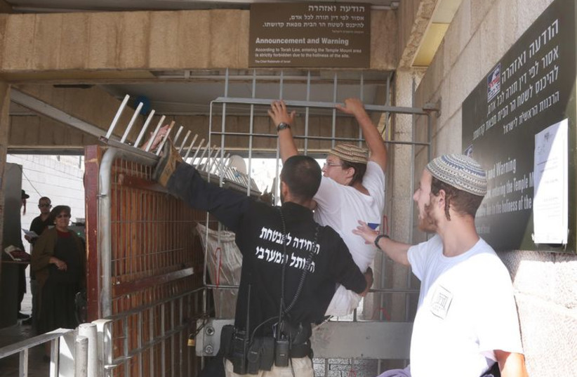 Security forces remove activists trying to storm Temple Mount compound