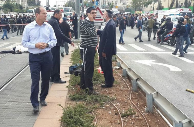 Nir Barkat at scene of terror attack in Jerusalem, Nov 5.