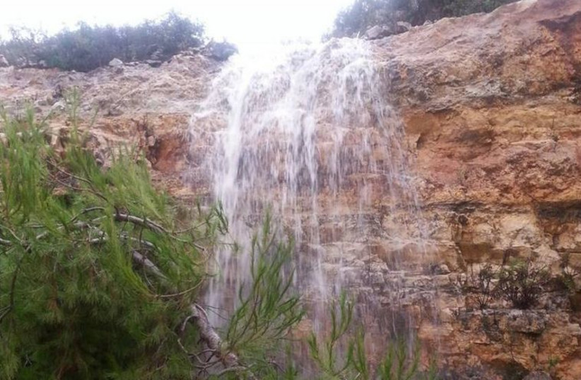 Heavy rains cause waterfall in Neria, located in the Binyamin region‏.