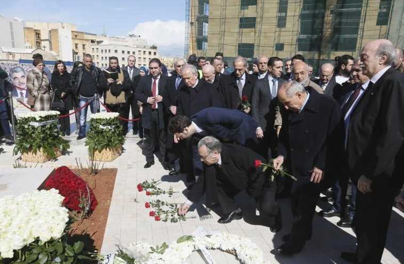 Lebanon's Druze leader Walid Jumblatt (R) and members of his parliamentary bloc lay flowers at the grave of former Prime Minister Rafik al-Hariri.