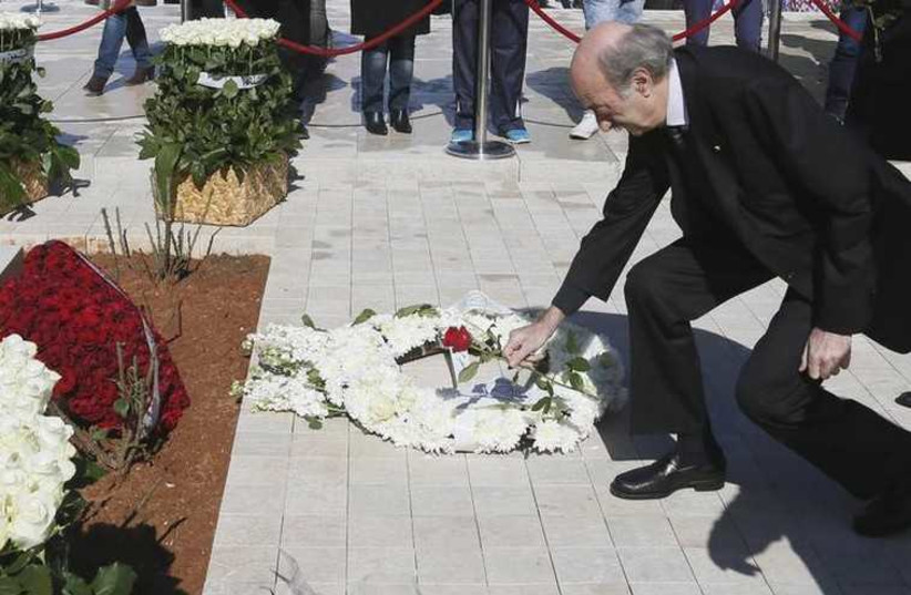 Lebanon's Druze leader Walid Jumblatt lays a flower at the grave of former Prime Minister Rafik al-Hariri.