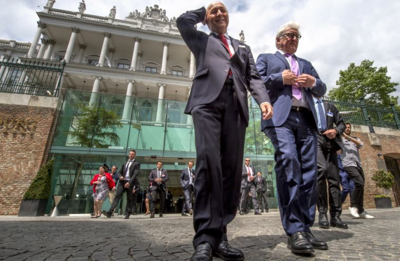 French Foreign Minister Laurent Fabius (L) and German Minister for Foreign Affairs Frank-Walter Steinmeier (R) 