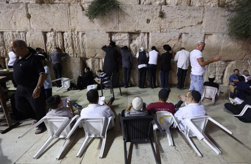 Worshippers at the Western Wall on the eve of Tisha Be'av, July 25, 2015
