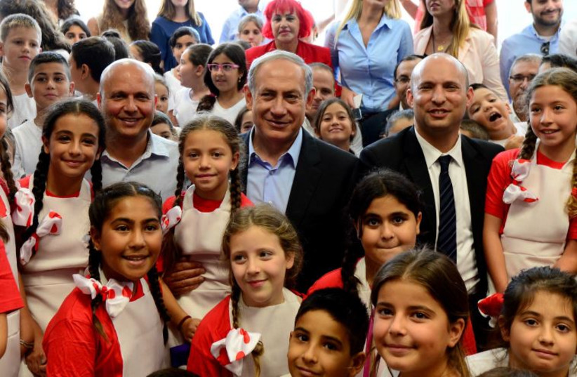 Netanyahu with first grade students in Ashdod