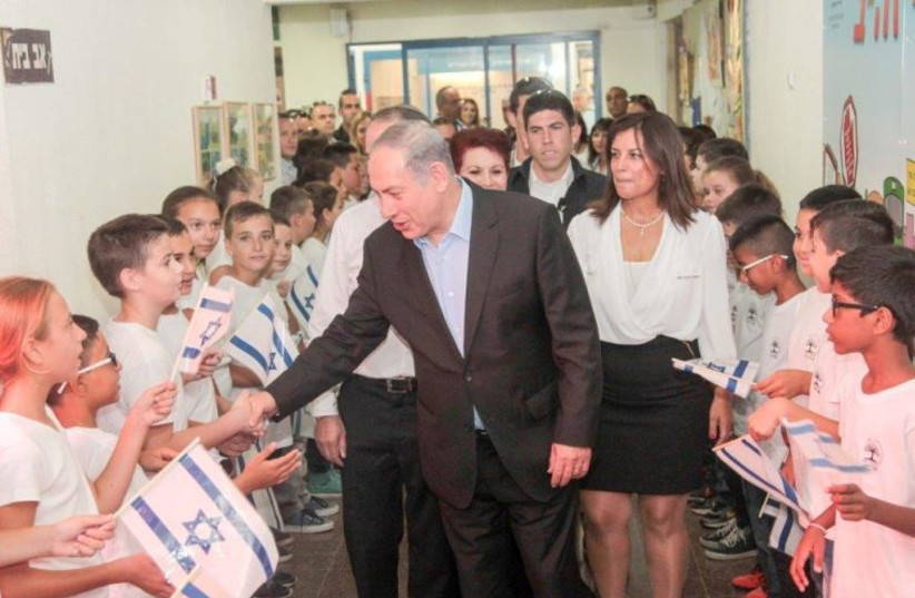 Netanyahu with first grade students in Ashdod