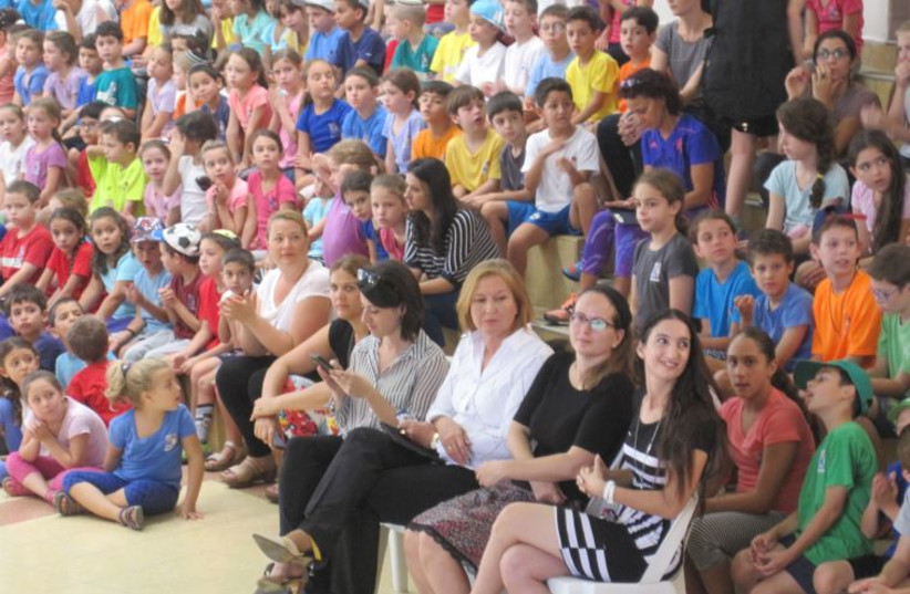 Tzipi Livni with first grade students in Ashdod
