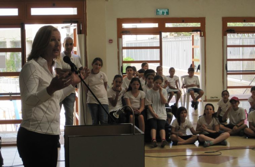 Tzipi Livni with first grade students in Ashdod