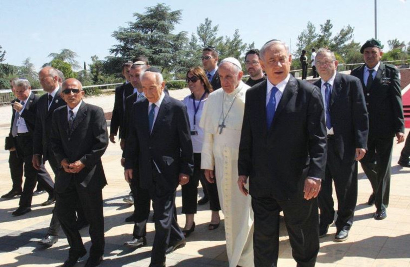 Pope Francis, flanked by former president Shimon Peres (left) and Prime Minister Benjamin Netanyahu, arrives at Mount Herzl during his visit to Israel last May.