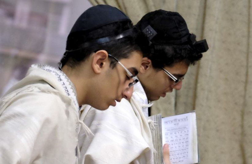 Iranian Jews pray at the Abrishami synagogue on Palestine Street in Tehran