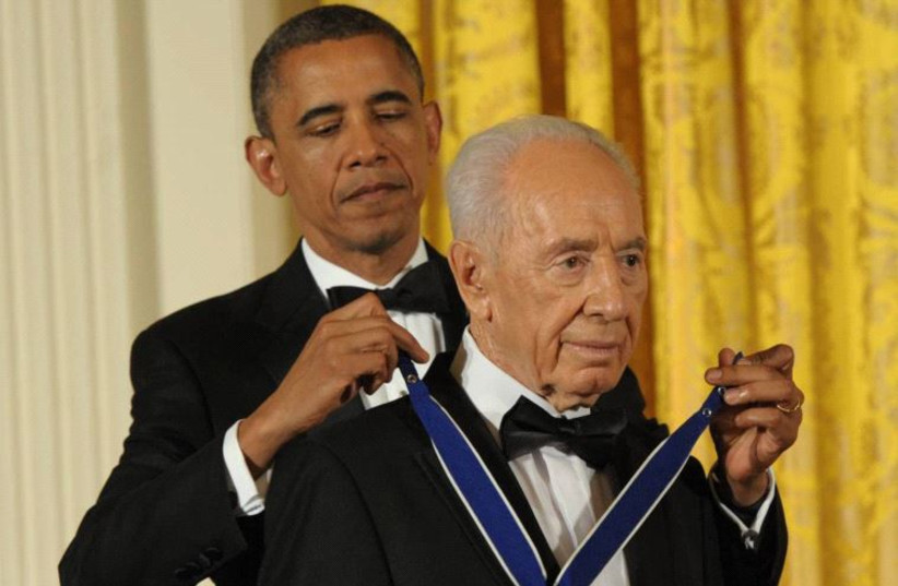 Barack Obama honors Shimon Peres with the Presidential Medal of Freedom at the White House in 2012