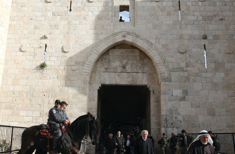 La police des frontières aux abords de la porte de Damas (photo credit: MAYA ALSTER)