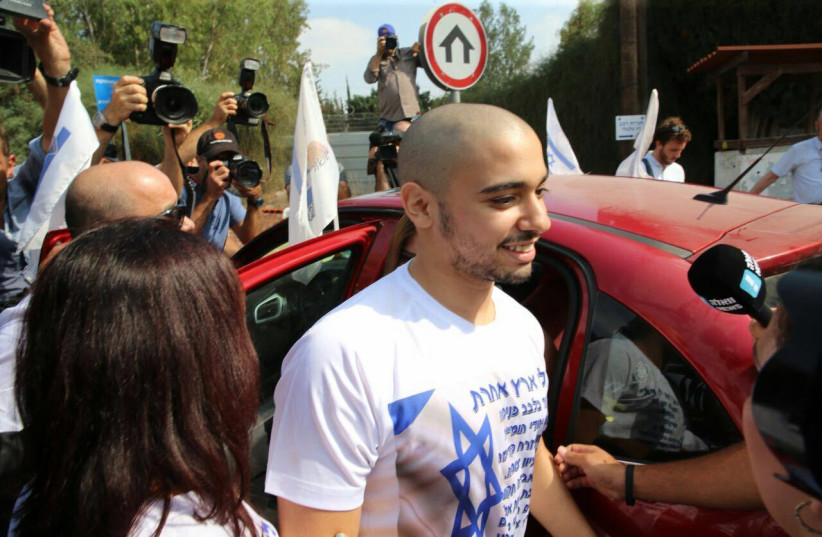 Elor Azaria wearing a shirt with the Star of David as he enters prison in August, 2017 (photo credit: AVSHALOM SASSONI/MAARIV)