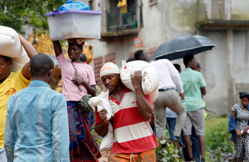People carry away food and items in Regent town, Sierra Leone (photo credit: REUTERS/AFOLABI SOTUNDE)