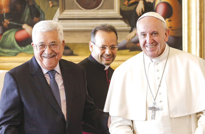 Mahmoud Abbas aux côtés du Pape François (photo credit: REUTERS)