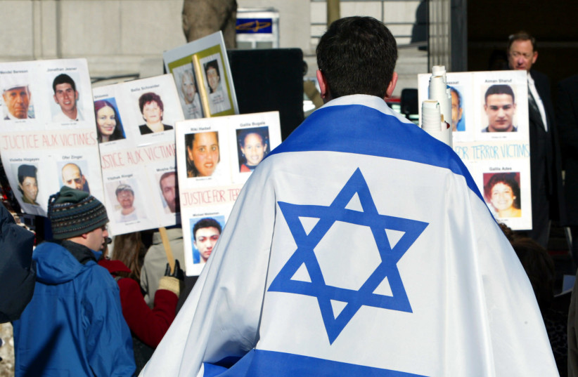 Members of Montreal's Jewish community demonstrate in support of Israel's right to defend the security of its citizens during a protest in Montreal, February 23, 2004 (credit: REUTERS/SHAUN BEST)