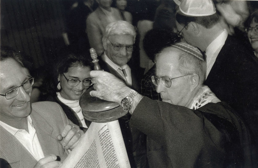 Rabbi Stuart Geller at a ‘lebedik’ Simhat Torah celebration with his Long Island congregation. (photo credit: PR)