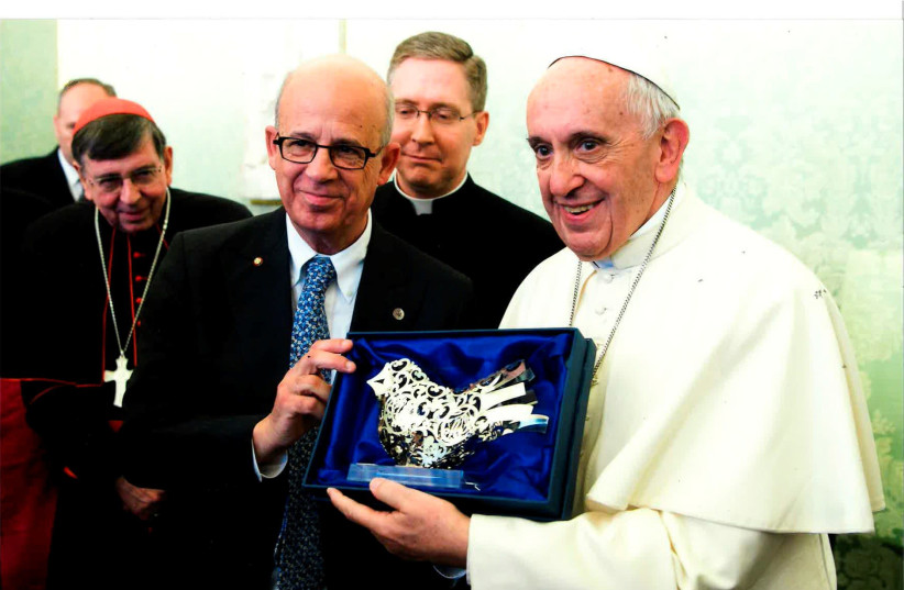 At the Vatican, Tel Aviv University President Joseph Klafter presents Pope Francis with a gift from Israel: a "Dove of Peace," created by Israeli artist, Anat Meir.  (photo credit: COURTESY/TEL AVIV UNIVERSITY)