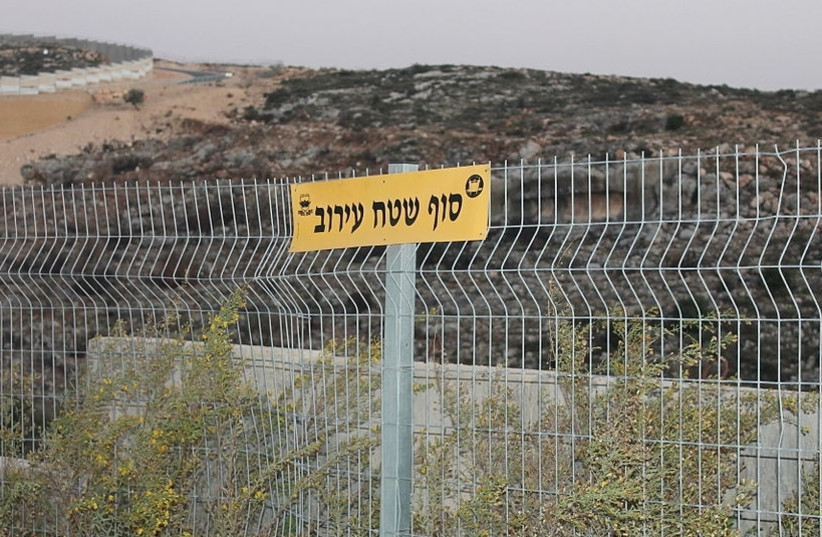An eruv wire seen at the edge of a settlement (photo credit: WIKIMEDIA)
