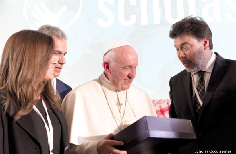 Memebers of Scholas Occurrentes and Pope Francis. (photo credit: SCHOLAS OCCURRENTES)