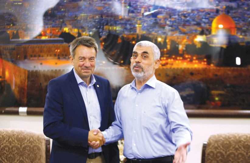 Peter Maurer, président de la Croix-Rouge, avec le chef du Hamas Yahya Sinwar (photo credit: REUTERS)