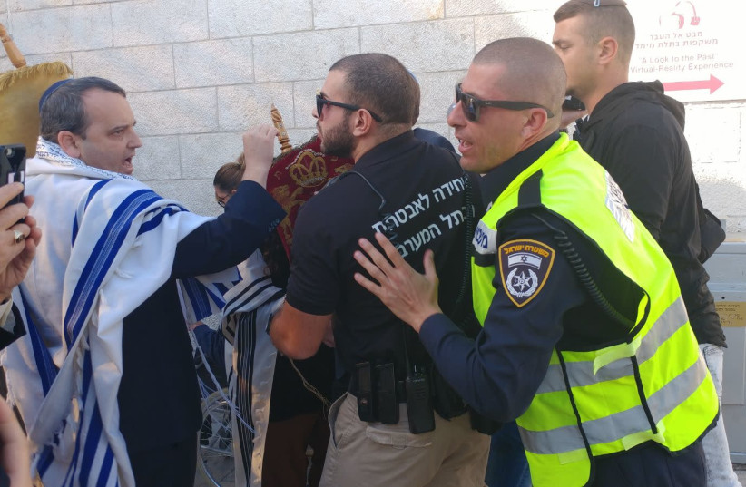 Security guards restrain Reform rabbis from entering the Western Wall complex on November 16th. (photo credit: ISRAEL MOVEMENT FOR REFORM AND PROGRESSIVE JUDAISM)