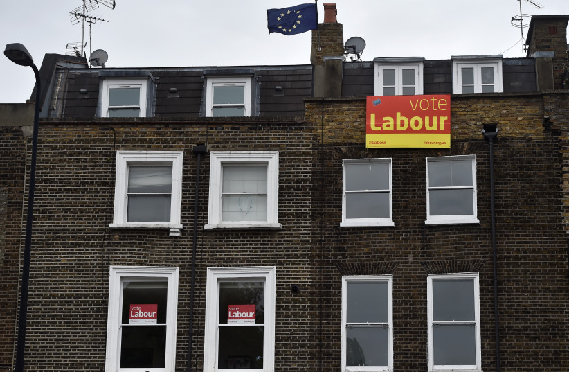 A sign urging voters to choose Britain's Labor Party. (photo credit: REUTERS)