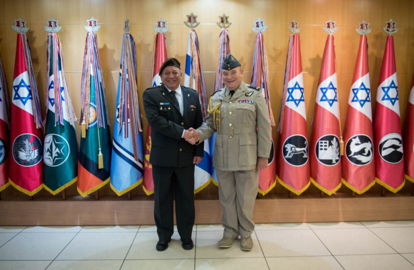 IDF Chief of Staff Lt.-Gen. Gadi Eisenkot and Head of Britain's armed forces Air Chief Marshal Sir Stuart Peach  (photo credit: IDF SPOKESPERSON'S UNIT)