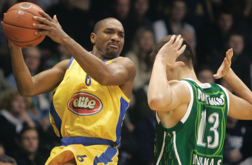 DERRICK SHARP (left) plays a game for Maccabi Elite in February 2008 (photo credit: REUTERS/INTS KALNINS)
