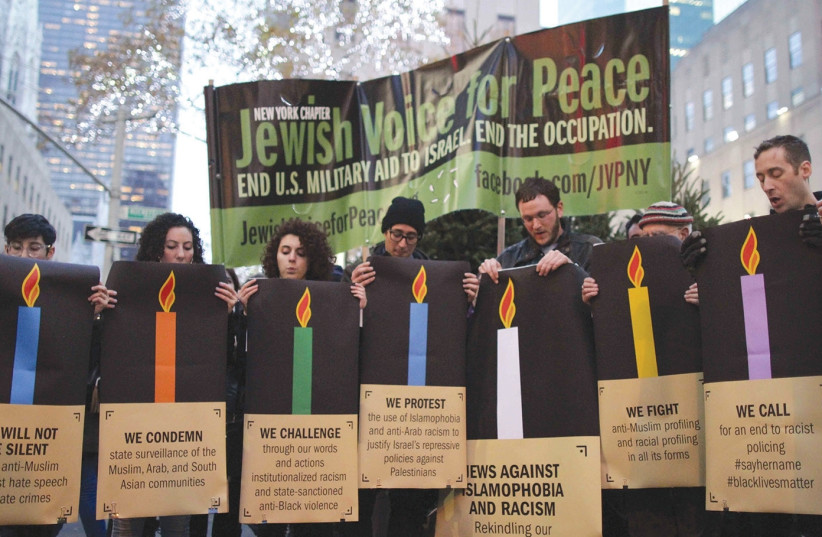 DES MEMBRES de Jewish Voice for Peace manifestent à New York en 2015. (Autorisation) (crédit : Autorisation)