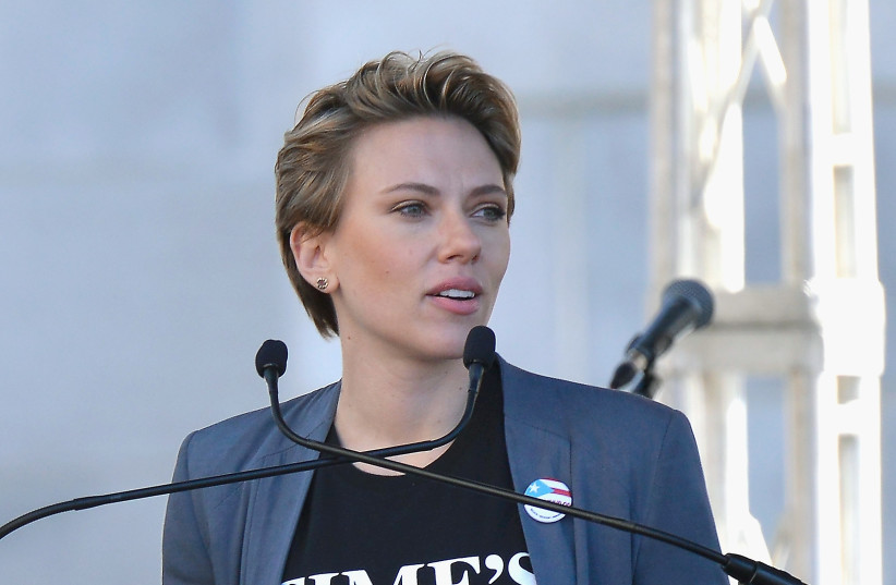 Jewish actresses Scarlett Johansson at the 2018 Women’s March Los Angeles at Pershing Square on Jan. 20, 2018. (photo credit: CHELSEA GUGLIELMINO / GETTY IMAGES NORTH AMERICA / AFP)