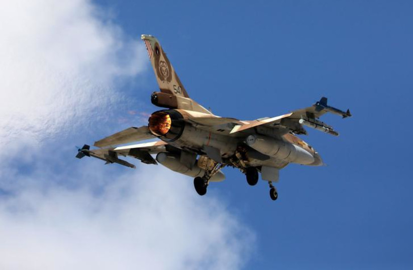 Un avion de chasse israélien F16 décolle lors d'un exercice d'entraînement aérien international conjoint organisé par Israël et baptisé « Drapeau bleu 2017 » à la base aérienne militaire d'Ovda, dans le sud d'Israël, le 8 novembre 2017. Photo prise le 8 novembre 2017. (REUTERS/Amir Cohen) (crédit photo : REUTERS/AMIR COHEN)