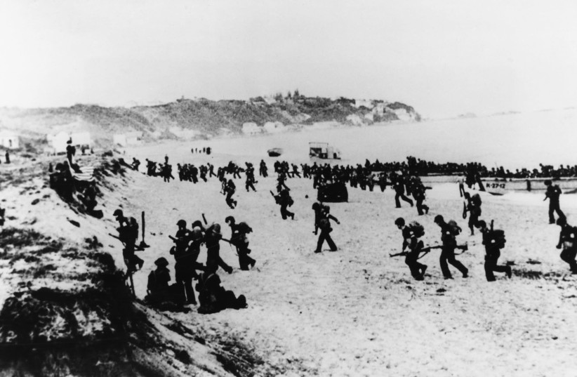 Allied US troops stream up from landing boats and set off inland from Surcouf in Algeria during the Second World War II, 8 November 1942 (photo credit: AFP PHOTO)