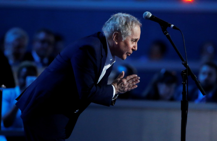 Singer Paul Simon bows after performing "Bridge Over Troubled Water" during the Democratic National Convention in Philadelphia, Pennsylvania (photo credit: REUTERS/LUCY NICHOLSON)