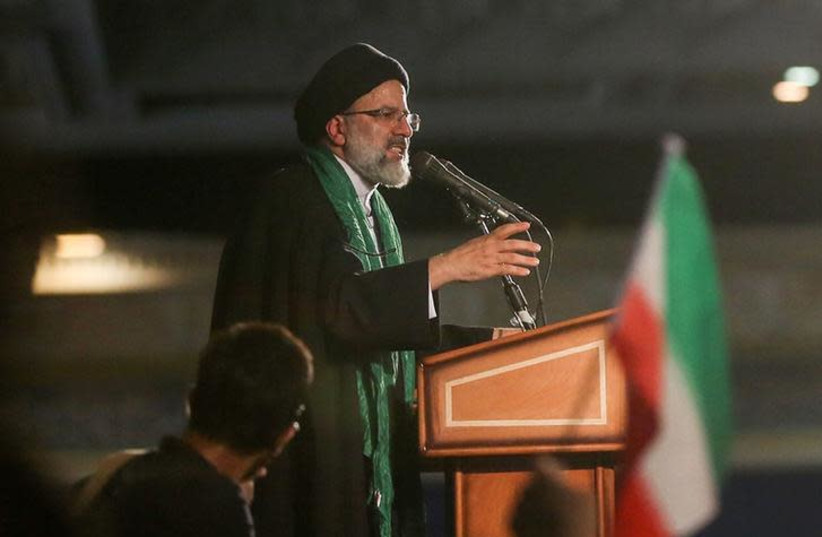 Ibrahim Raisi parla durante una riunione elettorale alla moschea Al-Musalla a Teheran, Iran, 16 maggio 2017. Foto scattata il 16 maggio 2017 (Credit: REUTERS)