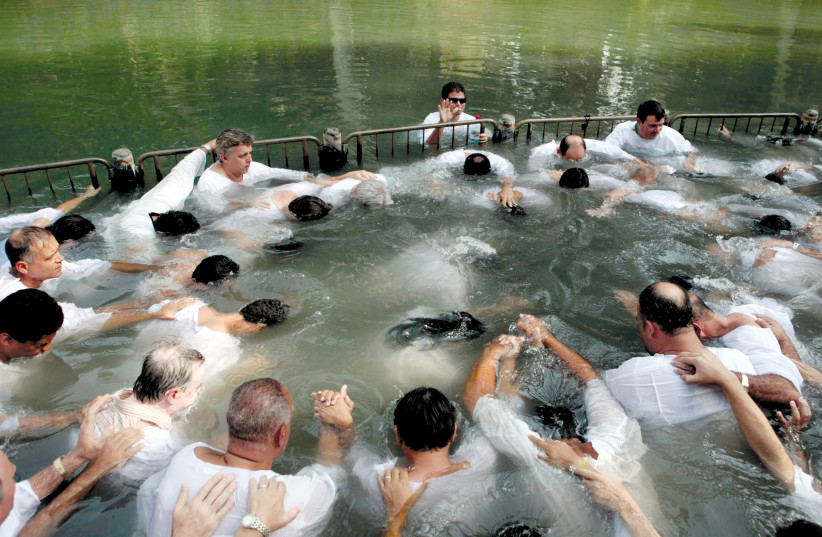 Baptême dans le Jourdain (photo credit: YONATHAN WEITZMAN)